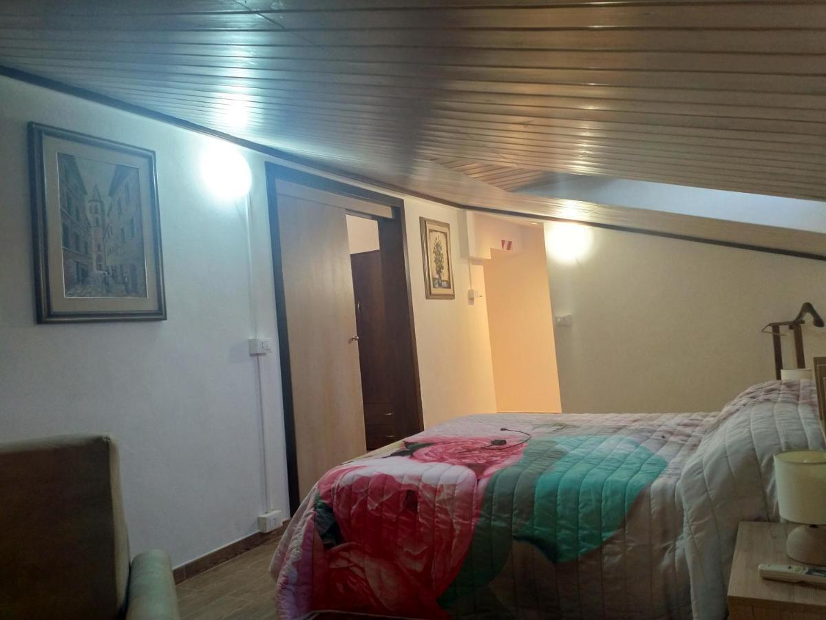 A Due Passi Apartment Arezzo Bagian luar foto